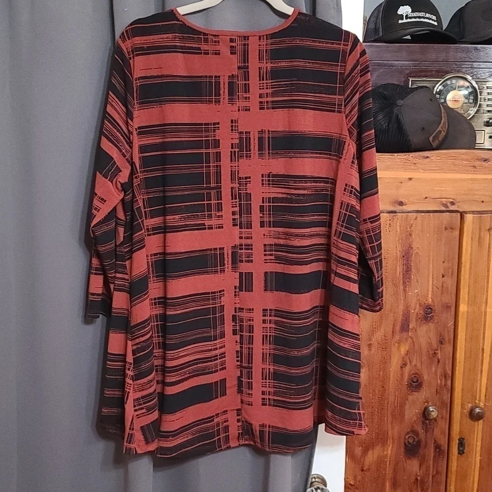 NWT Avenue Womens Blouse Rust/Blk V-neck Stretch Comfort Size 18/20 - Picture 4 of 9